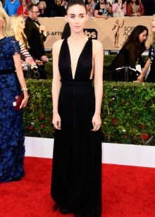 Ruha, mély nyakvonalral Rooney Mara, Valentino