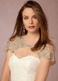 Cas de robe de mariée blanche en combinaison avec une cape de dentelle beige sur les épaules