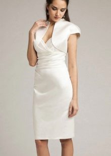 Robe de mariée stricte de longueur moyenne en combinaison avec un ballero