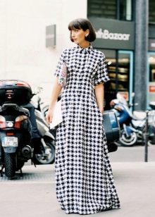 Robe longue blanche avec empreinte pied d'oie