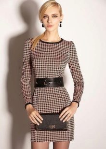 Robe marron avec un imprimé
