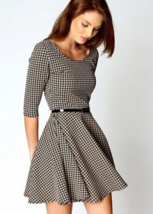Robe noire et blanche avec un imprimé