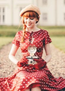 Robe à pois rouge
