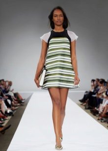 Robe courte en maille rayée