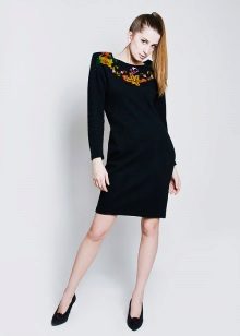 Robe en maille ornée de broderies