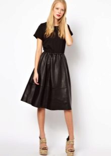Robe avec haut en tricot et jupe en cuir