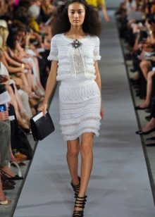 Robe de printemps en maille blanche