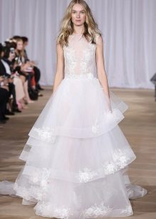 Robe de mariée en dentelle de la collection printemps