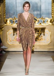 Robe de printemps avec une odeur d'or