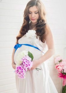 Bow sur une robe enceinte