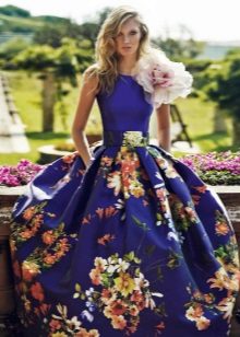 Vestido fofo com um tecido de flores