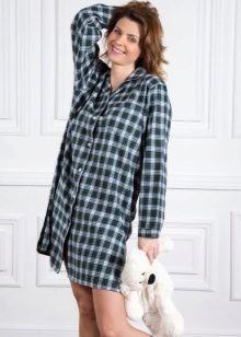 Chemise grise à la maison