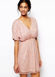 Robe courte faite maison avec une taille haute