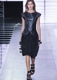 Robe mi-longue en cuir