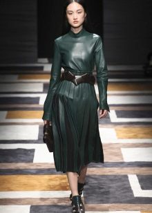 Robe en cuir vert midi
