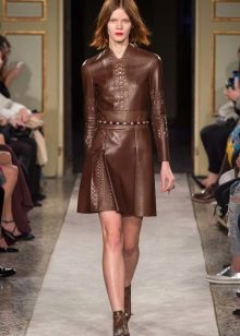 Robe en cuir marron fermée