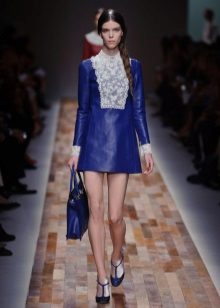 Robe en cuir bleu avec dentelle
