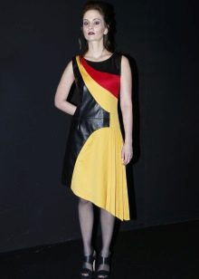 Robe en cuir asymétrique noire et jaune