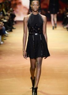 Robe en cuir combinée à la guipure