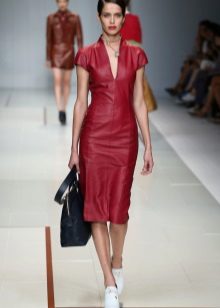 Bijoux sous une robe en cuir