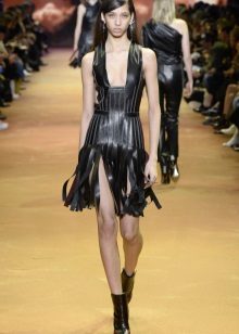 Robe en cuir avec décolleté