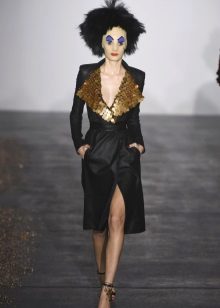 Envelopper la robe en cuir