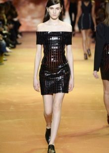 Robe en cuir à épaules dénudées