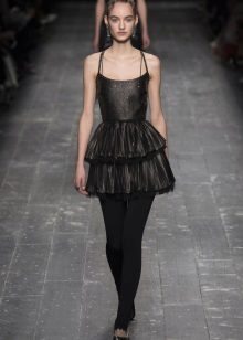 Robe en cuir avec un corset court