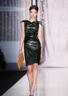 Robe en cuir avec manches à ailes