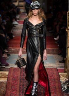 Robe en cuir avec une longue fente
