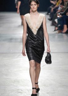 Robe en cuir combinée avec de la fourrure
