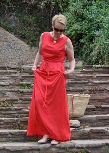 Robe d'été pour les femmes de 50 ans au sol