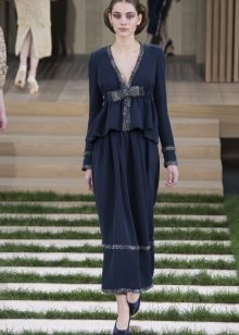 Robe de soirée d'automne avec un décolleté profond