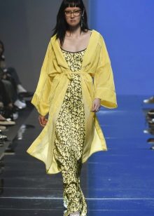 Robe d'automne avec une cape