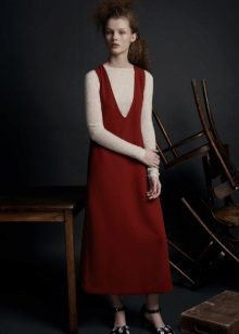 Robe fourreau d'automne avec un col roulé