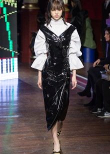 Habillage d'automne en cuir avec une chemise