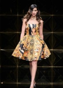 Robe courte moelleuse sans bretelles