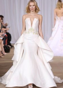 Robe de mariée bustier avec décolleté plongeant