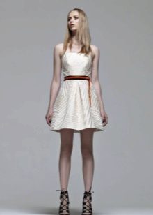 Robe moelleuse blanche sans bretelles
