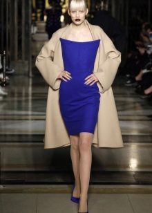 manteau sous une robe bustier