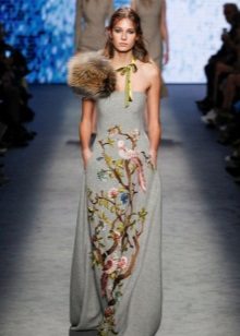 Fourrure sous la robe bustier
