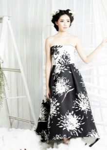 Robe bustier noire et blanche avec un imprimé