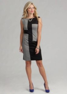 Robe de cocktail aux pattes d'oie avec des empiècements en tissu noir