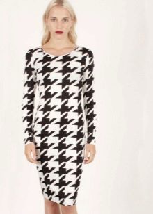 Robe de longueur moyenne avec une large impression de pattes d'oie