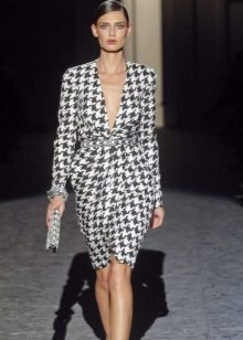 Robe à l'odeur de pied d'oie longueur midi avec un décolleté profond