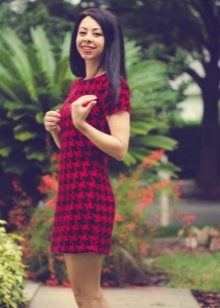 Robe courte rouge-noire jambes d'oie à manches courtes