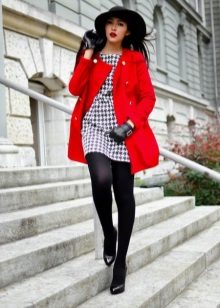 Habille des pattes d'oie en combinaison avec un manteau rouge