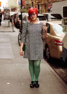 Habillez-vous de pieds de corbeau en combinaison avec des collants verts et des oxfords noirs
