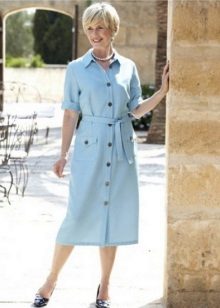Robe de chambre décontractée de couleur bleue sur les boutons