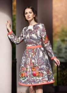 Robe du châle Pavloposadsky a-silhouette